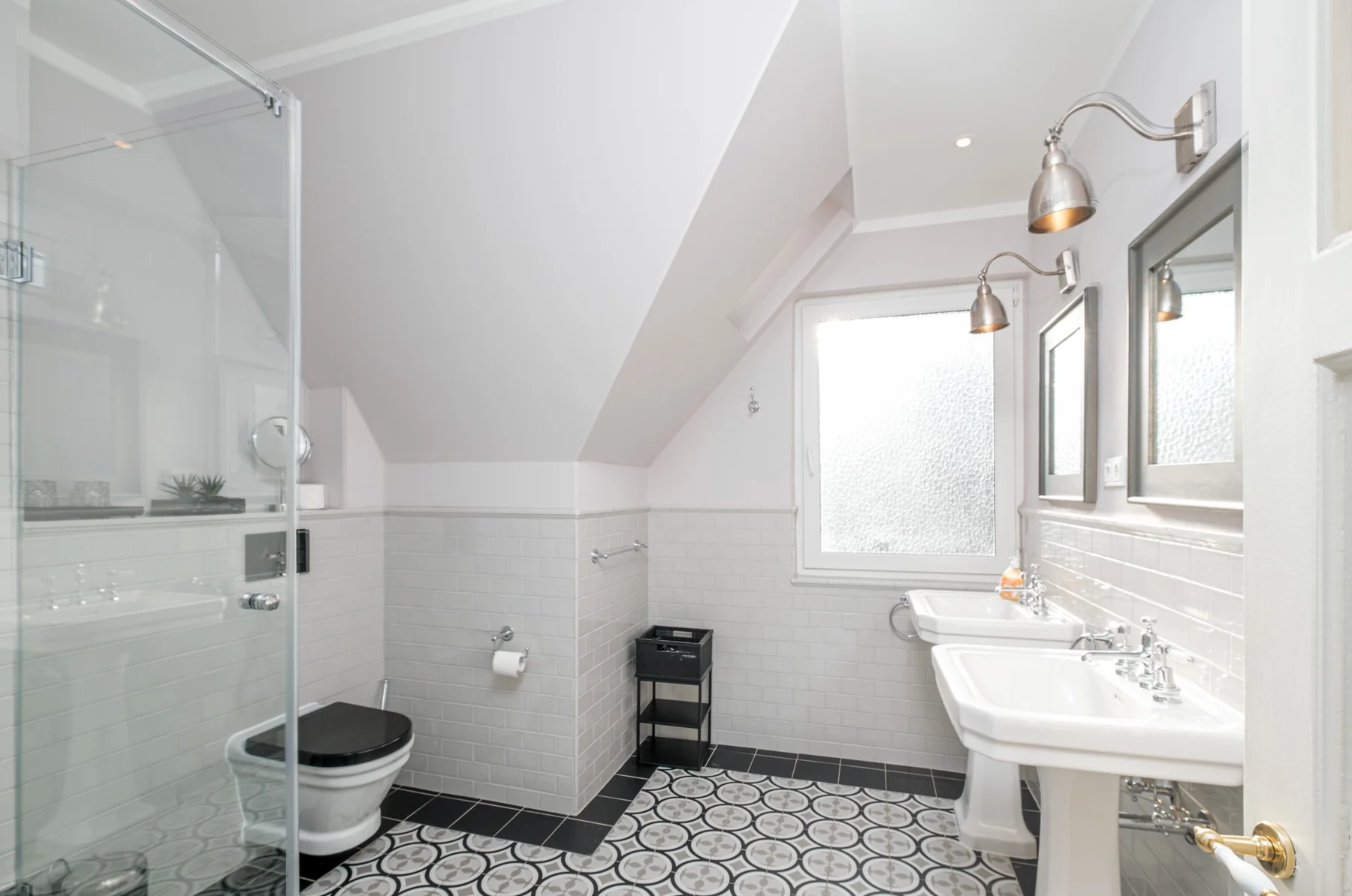 Großes Badezimmer der Santa Maria mit bodengleicher Dusche