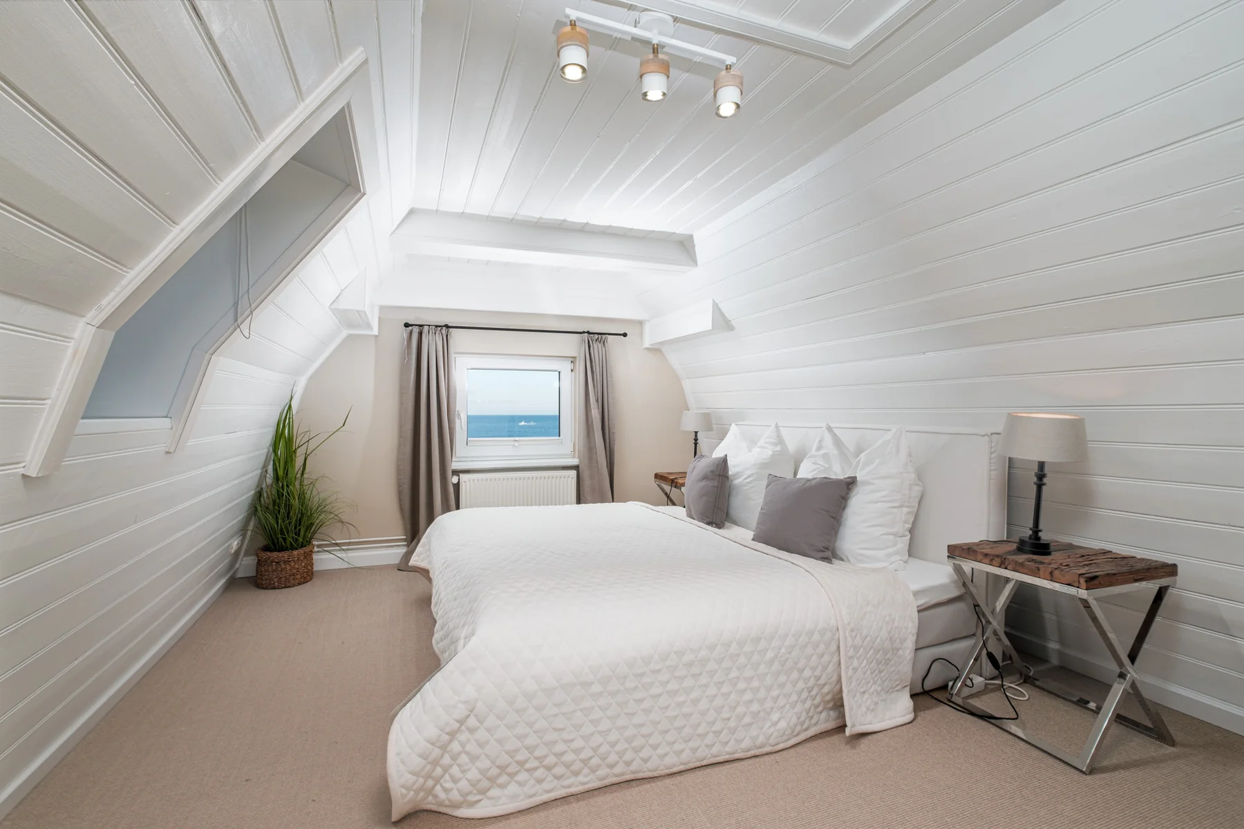 Schlafzimmer der Black Pearl unter der Dachschräge
