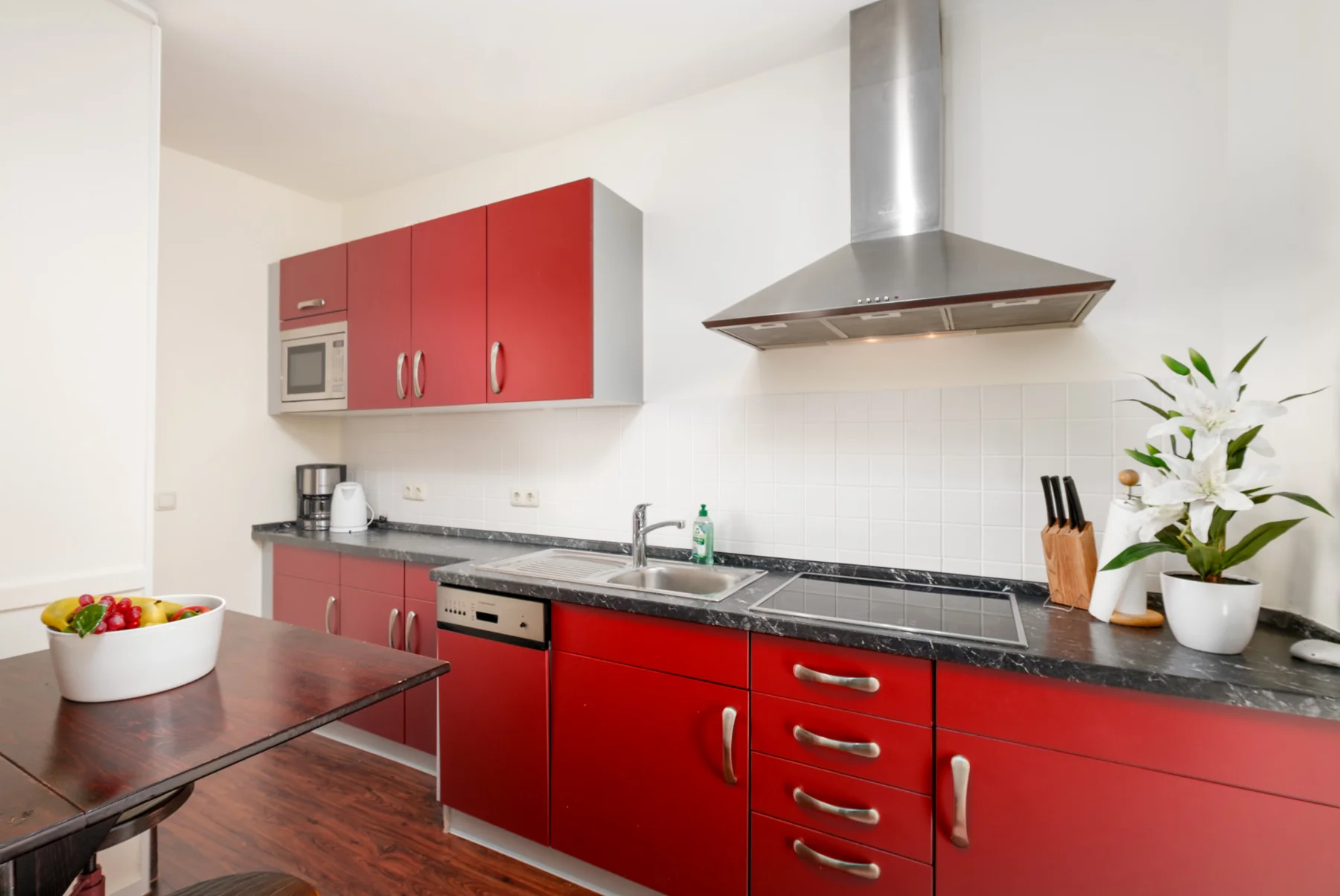 Rote Einbauküche der Ferienwohnung Black Pearl
