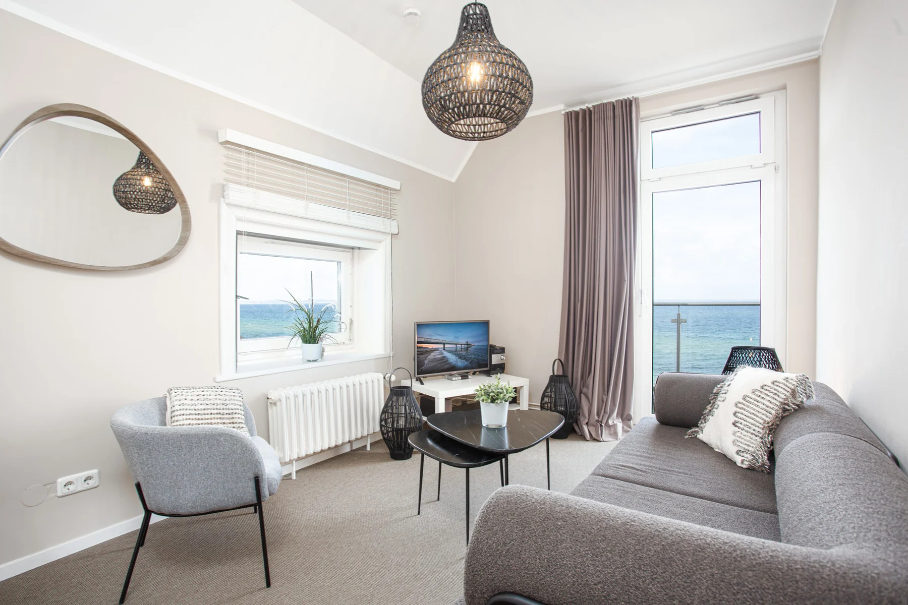 Wohnzimmer der Esmeralda mit direktem Blick auf die Ostsee