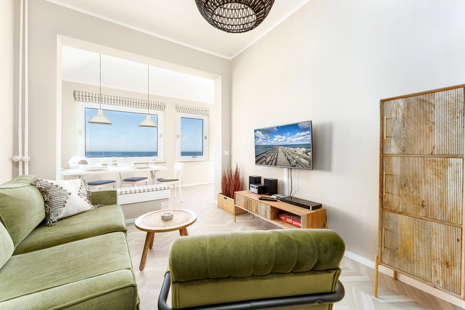Wohnzimmer der Jackie O mit Fenstern zur Ostsee