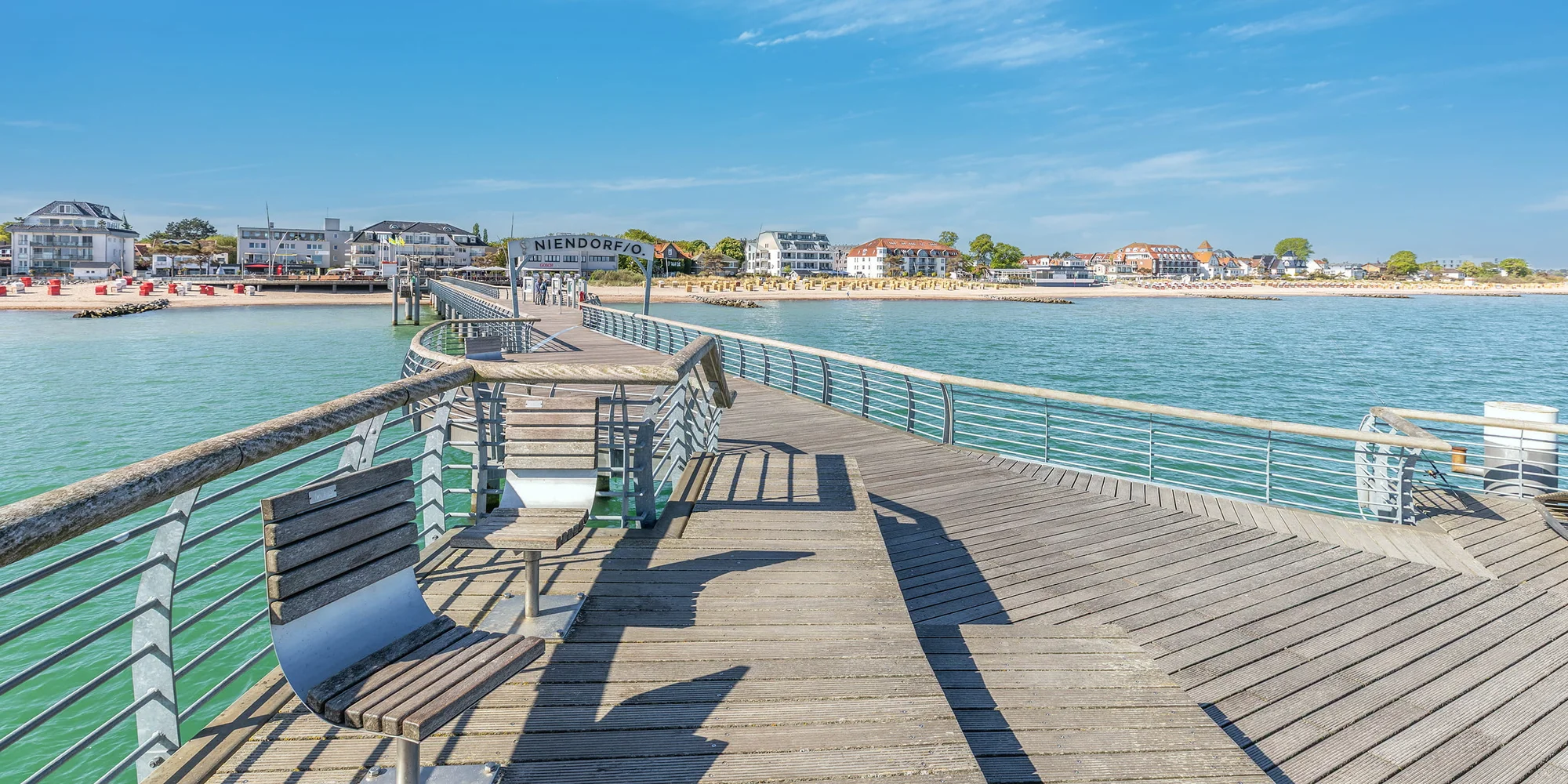 Seebrücke Niendorf mit Blick auf den Ort an der Lübecker Bucht